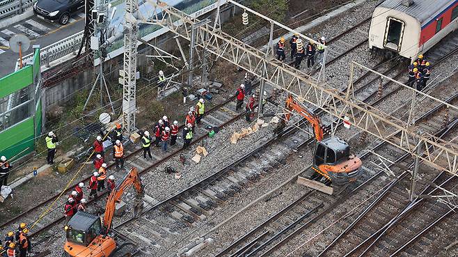 탈선 사고가 발생한 서울 영등포역 인근 철로에서 복구 작업 진행 중인 코레일 (사진=연합뉴스)
