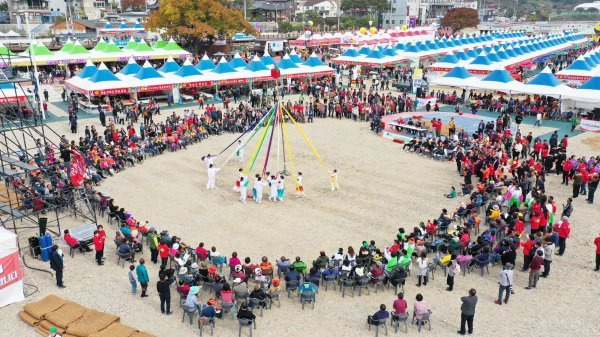 제16회 청송사과축제가 ‘황금진 청송사과, 세상을 밝히다!’란 주제로 오는 9일부터 13일까지 청송읍 월막리 용전천(현비암 앞)에서 개최된다. 사진제공 | 청송군