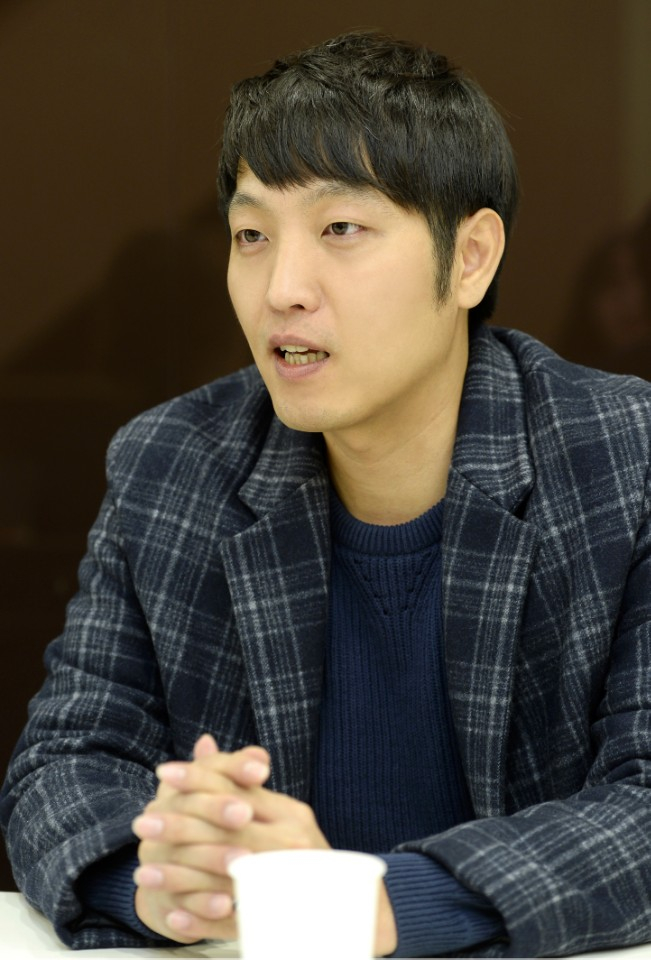 Seung-Hoon Lee PD of in the puddle (GO) recalled his first meeting with Song Ga-in and Kim Ho-joong, YG Entertainment was completed on the day of meeting two people.When asked by the production team, What kind of entertainment program do you two dream of? Both of them were embarrassed at first, saying, Can we really talk about that? However, it is rumored that they gradually poured out various ideas while talking.Song Ga-in, Kim Ho-joong in the puzzle (GO) is a program completed with Song Ga-in X Kim Ho-joong YG Entertainment and Song Ga-in X Kim Ho-joong.In addition, Seung-Hoon Lee PD commented on the process of Song Ga-in and Kim Ho-joong, saying, The three-month intercourse process was a spectacle at the Blockbuster LLC movie level, .However, in the meantime, the two singers have deeply sympathized with the intention of the Reverse Tribute Service Project to return the love they received from their fans in the form of comfort and empathy.In addition, Song Ga-in X Kim Ho-joong said, I came to share my blessings, but I seem to be blessed. Unlike other filming sites, in the puddle (GO) I also expressed my excitement.Seung-Hoon Lee PD said, There are no professional organizers, and the two people who are not professional entertainers may sometimes be uncomfortable, and there may be no laughing popping.However, I would like to ask for your support for Song Ga-in and Kim Ho-joong who are trying to be a force for many people in difficult times. In the puddle will be broadcasted at 10 pm on the 9th.