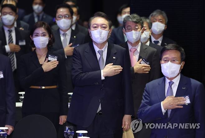 국기에 경례하는 윤석열 대통령 (서울=연합뉴스) 안정원 기자 = 윤석열 대통령이 7일 오전 서울 중구 더플라자호텔에서 열린 제8회 중견기업인의 날 기념식에서 국기에 경례를 하고 있다. 2022.11.7 jeong@yna.co.kr