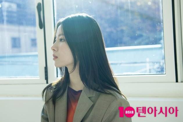 가수 림킴(김예림)이 서울 광화문 커피바오하에서 진행된 텐아시아와의 인터뷰에서 포즈를 취하고 있다/ 이승현 기자 lsh87@