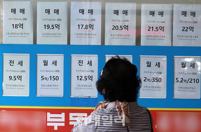 서울 송파구의 한 부동산중개사무소에서 한 시민이 부동산 매물 가격표를 살펴보고 있다. (사진=뉴스1)