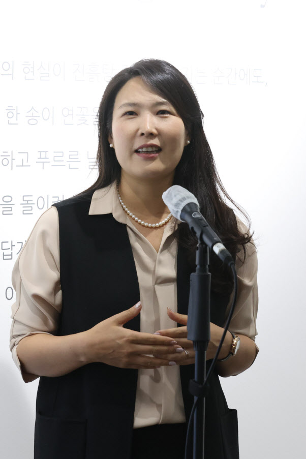 김초혜 작가가 8일 서울 중구 순화동 갤러리 아트스페이스 선에서 열린 초대전 ‘블루밍 투데이’ 오픈행사에서 작품 소개를 하고 있다(사진=이영훈 기자).