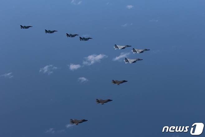 미국 해병항공군(Marine Aircraft Group) 제12비행대 소속 전투기 F-35B와 일본 항공자위대 소속 F-15, F-2 전투기 5~8대가 4일 합동군사훈련을 하는 모습을 일본 방위성이 공개했다. 2022.10.4ⓒ 로이터=뉴스1 ⓒ News1 최서윤 기자