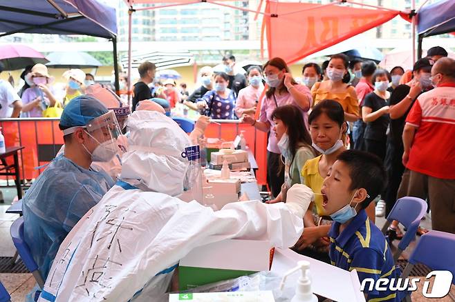 중국 남부 광둥성 성도 광저우시 한 체육관에 마련된 코로나19 선별진료소에서 2021년 5월 30일 거주자를 대상으로 대규모 코로나19 검진이 이뤄지는 모습. ⓒ 로이터=뉴스1 ⓒ News1 최서윤 기자