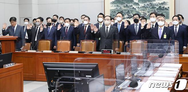 김대기 대통령실 비서실장이 8일 서울 여의도 국회에서 열린 운영위원회의 대통령비서실·국가안보실·대통령 경호처에 대한 국정감사에서 선서를 하고 있다. 2022.11.8/뉴스1 ⓒ News1 허경 기자