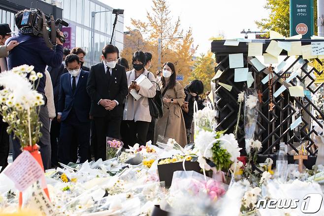 이재명 더불어민주당 대표가 8일 오후 서울 용산구 이태원역 1번 출구에 마련된 이태원 참사 희생자 추모 공간을 찾아 시민들이 놓아둔 추모 글귀 등을 바라보고 있다. 2022.11.8/뉴스1 ⓒ News1 이재명 기자