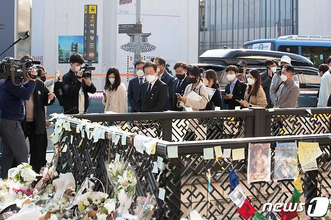 이재명 더불어민주당 대표가 8일 오후 서울 용산구 이태원역 1번 출구에 마련된 이태원 참사 희생자 추모 공간을 찾아 시민들이 놓아둔 추모 글귀 등을 바라보고 있다. 2022.11.8/뉴스1 ⓒ News1 이재명 기자