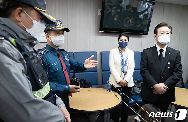 이재명 더불어민주당 대표가 8일 오후 서울 용산구 이태원파출소를 찾아 임현규 용산경찰서장의 설명을 듣고 있다. 2022.11.8/뉴스1 ⓒ News1 이재명 기자