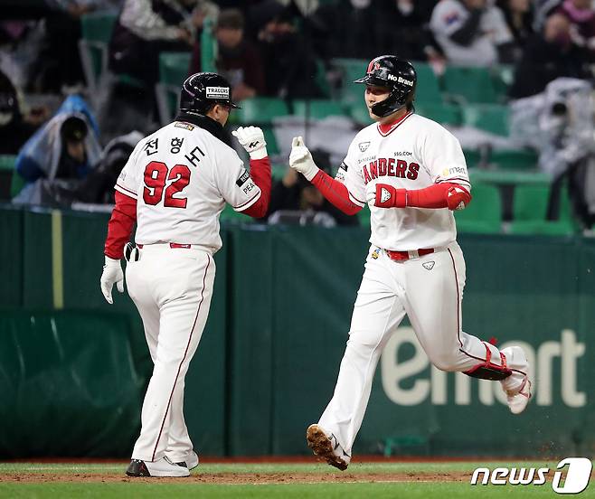 7일 오후 인천시 미추홀구 SSG 랜더스필드에서 열린 프로야구 '2022 신한은행 SOL KBO 포스트시즌' 한국시리즈 5차전 키움 히어로즈와 SSG 랜더스의 경기, SSG 최정이 8회말 1사 1루 상황에서 투런 홈런을 친 후 전형도 코치와 세리머니를 하고 있다. 2022.11.7/뉴스1 ⓒ News1 김진환 기자