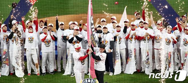 8일 오후 인천시 미추홀구 SSG 랜더스필드에서 열린 프로야구 '2022 신한은행 SOL KBO 포스트시즌' 한국시리즈 6차전 키움 히어로즈와 SSG 랜더스의 경기에서 4대3으로 승리하며 우승을 차지한 SSG 정용진 구단주와 김강민 및 선수들이 랜딩 세리머니를 하고 있다. 2022.11.8/뉴스1 ⓒ News1 황기선 기자