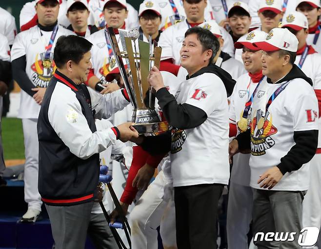 8일 오후 인천시 미추홀구 SSG 랜더스필드에서 열린 프로야구 '2022 신한은행 SOL KBO 포스트시즌' 한국시리즈 6차전 키움 히어로즈와 SSG 랜더스의 경기에서 4대3으로 승리하며 우승을 차지한 정용진 SSG 랜더스 구단주가 허구연 KBO 총재에게 우승 트로피를 전달 받고 있다. 2022.11.8/뉴스1 ⓒ News1 김진환 기자