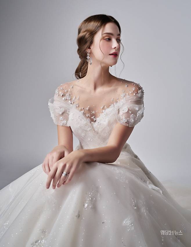 사진 : 웨딩드레스 쥬빌리브라이드, 광주점, 대구점, 대전점, 부산점, 수원점, 인천점, 원주점, 전주점, 제주점, 청주점, 천안점, 포항점, 에디터 조윤예, 포토그래퍼 김무일(아트포토그라피 다다), 헤어 아디도지수 메이크업 아디도구다연, 모델 알리샤, 앵무새 사랑, 제품협찬 쇼메, 앙뜨