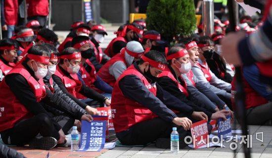 사업종료와 해고 통보에 반발한 푸르밀 노조원들이 26일 서울 영등포구 본사 앞에서 결의대회를 열고 일방적인 사업종료와 정리해고 통보를 즉각 철회하고 매각 절차를 다시 진행할 것을 촉구하고 있다./김현민 기자 kimhyun81@