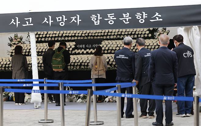 3일 서울 용산구 녹사평역 인근에 마련된 이태원 사고 희생자 합동 분향소에 시민들이 조문을 하고 있다. /연합뉴스