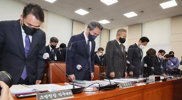 7일 국회에서 열린 행정안전위원회 전체회의에서 남화영(왼쪽부터) 소방청장 직무대리, 윤희근 경찰청장, 이상민 행정안전부 장관, 오세훈 서울시장, 박희영 용산구청장, 김광호 서울경찰청장 등이 묵념하고 있다. 연합뉴스