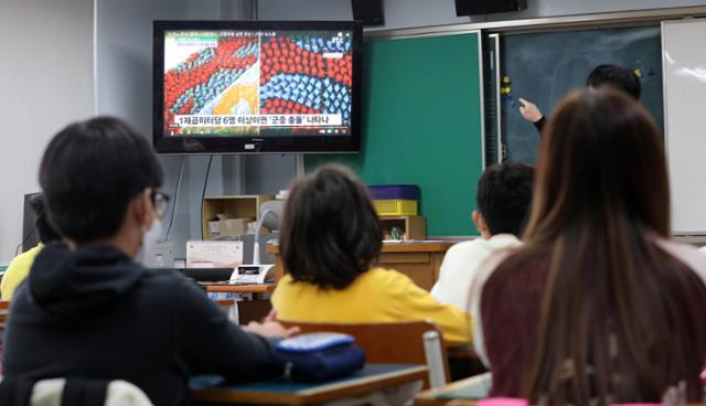 1일 서울 용산구의 한 초등학교에서 학생들이 '이태원 참사' 관련 안전교육을 받고 있다. 연합뉴스