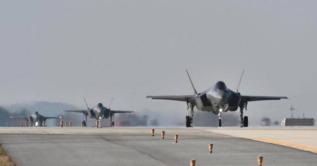 지난달 31일 비질런트 스톰(Vigilant Storm) 훈련에 참가한 우리 공군 F-35A 전투기 편대가 청주기지에서 이륙하기 위해 활주로로 진입하고 있다. 공군 제공