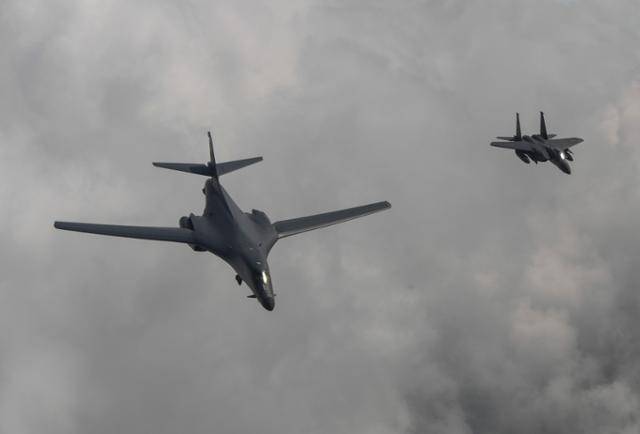 2017년 7월 30일 한국 공군 F-15K 전투기의 호위를 받은 미 공군 B-1B 전략폭격기가 한반도 상공을 비행하고 있다. 공군 제공