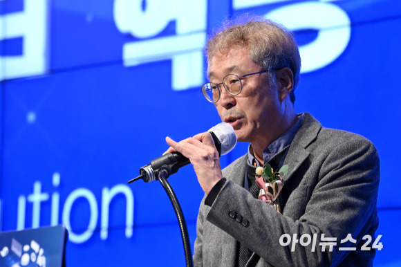 '스마트 모빌리티'의 현재와 미래를 살펴볼 수 있는 '아이포럼 2022'가 8일 서울 동대문 JW메리어트 호텔 그랜드볼룸에서 개최된 가운데 이창호 아이뉴스24 대표이사가 인사말을 하고 있다. [사진=김성진 기자]