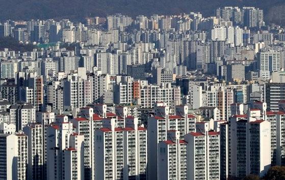 서울 중구 남산에서 시내에 위치한 아파트 단지가 보이고 있다. 뉴스1