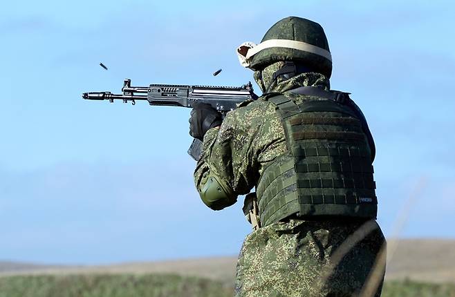 지난 7일(현지시간) 러시아 스타브로폴에서 한 러시아 병사가 전투 훈련을 받고 있다. 타스연합뉴스
