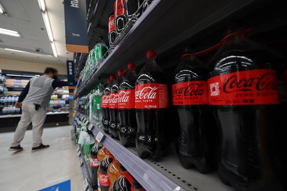 Bottles of Coca-Cola Zero Sugar are displayed at a discount mart in Seoul on Oct. 9. [YONHAP]