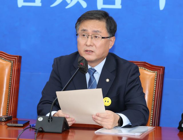 김성환 더불어민주당 정책위의장이 지난달 18일 국회에서 열린 국감대책회의에서 발언하고 있는 모습. 연합뉴스