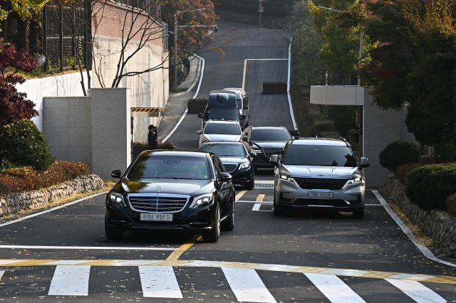 서울 서초동 사저에서 한남동 대통령 관저로 이사를 마친 윤석열 대통령이 8일 오전 서울 용산구 한남동 관저에서 차량을 이용, 외부 일정을 위해 이동하고 있다. 대통령실 제공