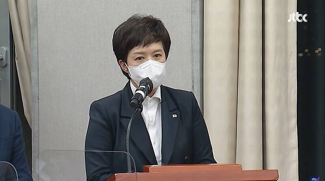 ▲김은혜 대통령 홍보수석이 8일 오후 국회 운영위원회 소관 대통령실 국정감사장에서 위원 질의 도중 증인석 뒤에서 강승규 시민사회수석 메모지에 웃기고 있네라는 글귀가 쓰여진 데 대해 해명하고 사과하고 있다. 사진=JTBC 영상 갈무리