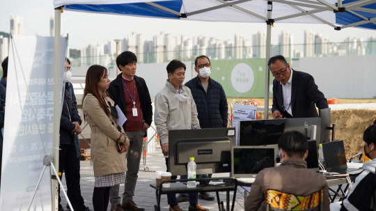 세종시는 지난달 26일 세종 중앙공원에서  ‘드론실증도시 구축사업’ 최종 점검을 위해 서비스 수요처, 전문가 등과 함께 드론 서비스 현장시연을 실시했다. [자료=세종시]