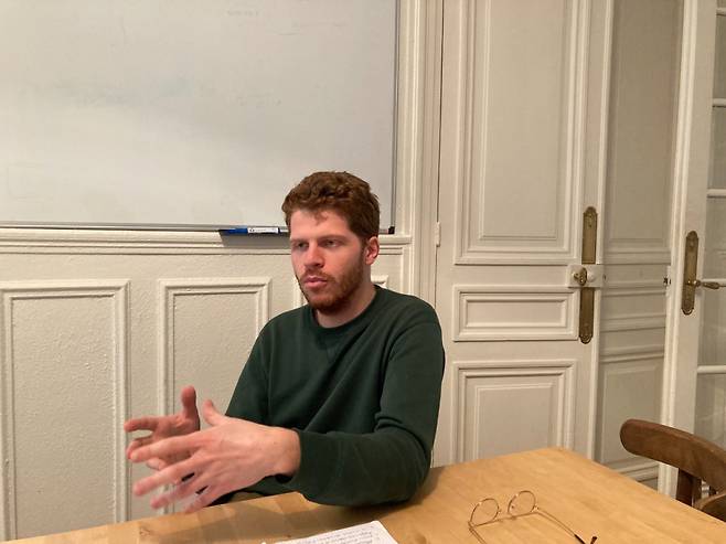 위고 콘즐만 순환경제연구소 연구원이 지난달 25일(현지시간) 프랑스 파리 3구 떵플가에 위치한 자신의 사무실에서 기자의 질문에 답하고 있다./사진=최경민 기자