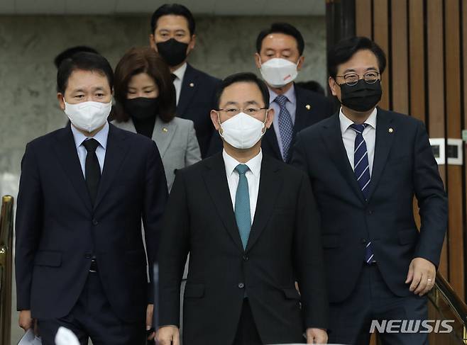 [서울=뉴시스] 전진환 기자 = 주호영 국민의힘 원내대표가 8일 서울 여의도 국회에서 열린 원내대책회의에 참석하고 있다. 2022.11.08. amin2@newsis.com