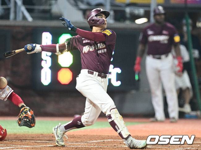 [OSEN=인천, 조은정 기자]6회초 1사 키움 이정후가 달아나는 우월 솔로포를 날리고 있다. 2022.11.08 /cej@osen.co.kr