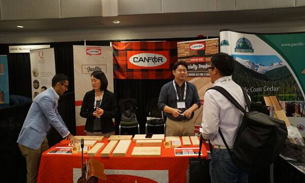 지난 9월9일 캐나다 휘슬러에서 열린 목재 전람회 GBM 행사장에 캐나다 목제품들이 전시되어 있다.