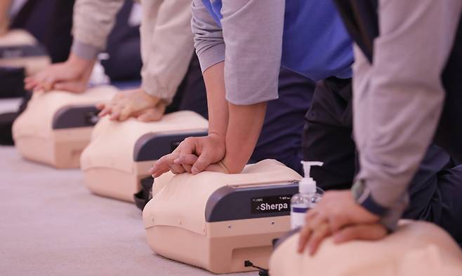 지난 2일 울산 북구 울산안전체험관에서 회사원들이 심폐소생술(CPR) 교육을 받고 있다. 뉴스1