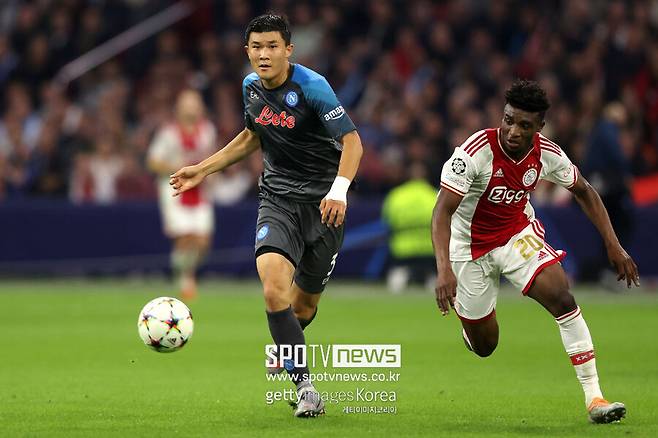 ▲ 가나 국가대표 공격수인 아약스의 모하메드 쿠두스를 막는 김민재(오른쪽부터)