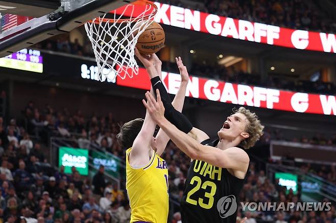 골밑 돌파하는 유타의 라우리 마카넨 [USA TODAY Sports=연합뉴스]