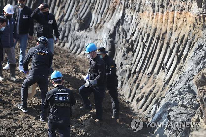 경찰, 봉화 광산붕괴사고 현장감식 (봉화=연합뉴스) 김현태 기자 = 7일 오후 경북 봉화군 광산붕괴사고 현장에서 경찰 과학수사 관계자들이 광산붕괴사고 원인 규명을 위한 시료를 채취하고 있다. 지난달 26일 이 광산에서 난 붕괴사고로 고립됐던 광부 2명은 지난 4일 구조됐다. 2022.11.7 mtkht@yna.co.kr