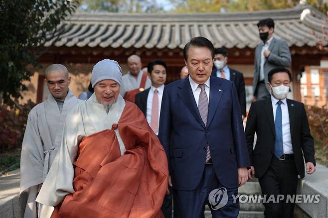 윤석열 대통령, 불교계 원로 면담 (서울=연합뉴스) 안정원 기자 = 윤석열 대통령이 8일 오전 서울 강남구 봉은사를 방문, 봉은사 회주 자승 스님과 대화를 나누고 있다.  2022.11.8 [대통령실 제공, 재판매 및 DB 금지] jeong@yna.co.kr