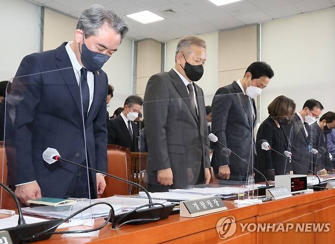 국회 행안위 이태원 참사 현안 질의 (서울=연합뉴스) 이정훈 기자 = 지난 7일 오후 국회에서 열린 행정안전위원회 전체회의에 윤희근 경찰청장(왼쪽부터), 이상민 행정안전부 장관, 오세훈 서울시장, 박희영 용산구청장, 김광호 서울경찰청장, 김승호 인사혁신처장이 출석해 이태원 참사 희생자를 위한 묵념을 하고 있다. [연합뉴스 자료사진]