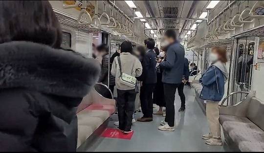 오늘 오전 지하철 5호선 애오개역에서 하차 안내 방송을 듣고 열차에서 내리는 승객들