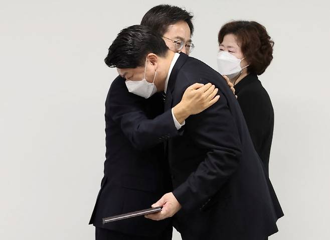 퇴임하는 이한규 부지사와 김동연 지사가 포옹하고 있다.(사진=경기도 제공)