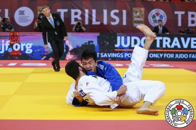 유도 남자 81㎏급 간판 이준환(위)이 업어치기 한판으로 남자 81㎏급 우승을 차지했다. [IJF 홈페이지 캡처]