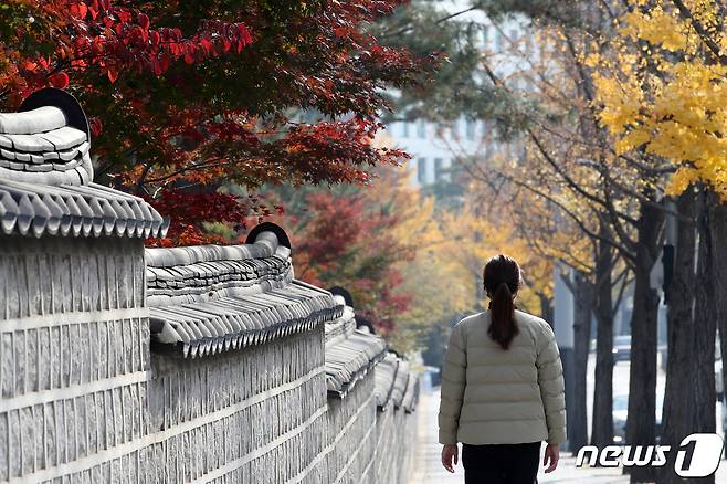 절기상 입동(立冬)인 7일 오전 서울 강남구 선릉 인근에서 한 시민이 외투를 입고 발걸음을 옮기고 있다. 2022.11.7/뉴스1 ⓒ News1 이승배 기자