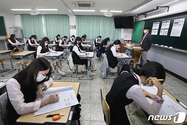 10월12일 대구 중구 신명고교 고3 교실에서 학생들이 2023학년도 대학수학능력시험을 앞두고 실시된 마지막 전국연합학력평가를 치르고 있다. 2022.10.12/뉴스1 ⓒ News1 공정식 기자