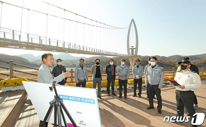 전북 임실군이 '옥정호 붕어섬 출렁다리' 안전관리 강화에 행정력을 집중하고 있다고 9일 밝혔다.(임실군 제공)2022.11.9/뉴스1