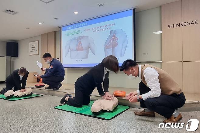 부산 해운대구 신세계 센텀시티 임직원들이 심폐소생술 교육을 받고 있다.(신세계 센텀시티 제)