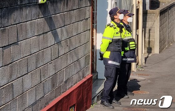 9일 오후 국정원이 압수수색 중인 전 진보당 제주도당 위원장 A씨의 자택 앞에 경찰이 배치돼 있다.2022.11.9/ 뉴스1