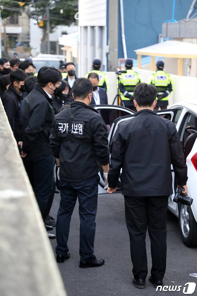 국가정보원이 9일 오후 제주시에 있는 전 진보당 제주도당 위원장 A씨의 자택 앞에서 A씨의 차량을 압수수색하고 있다.2022.11.9/뉴스1 ⓒ News1 오미란 기자